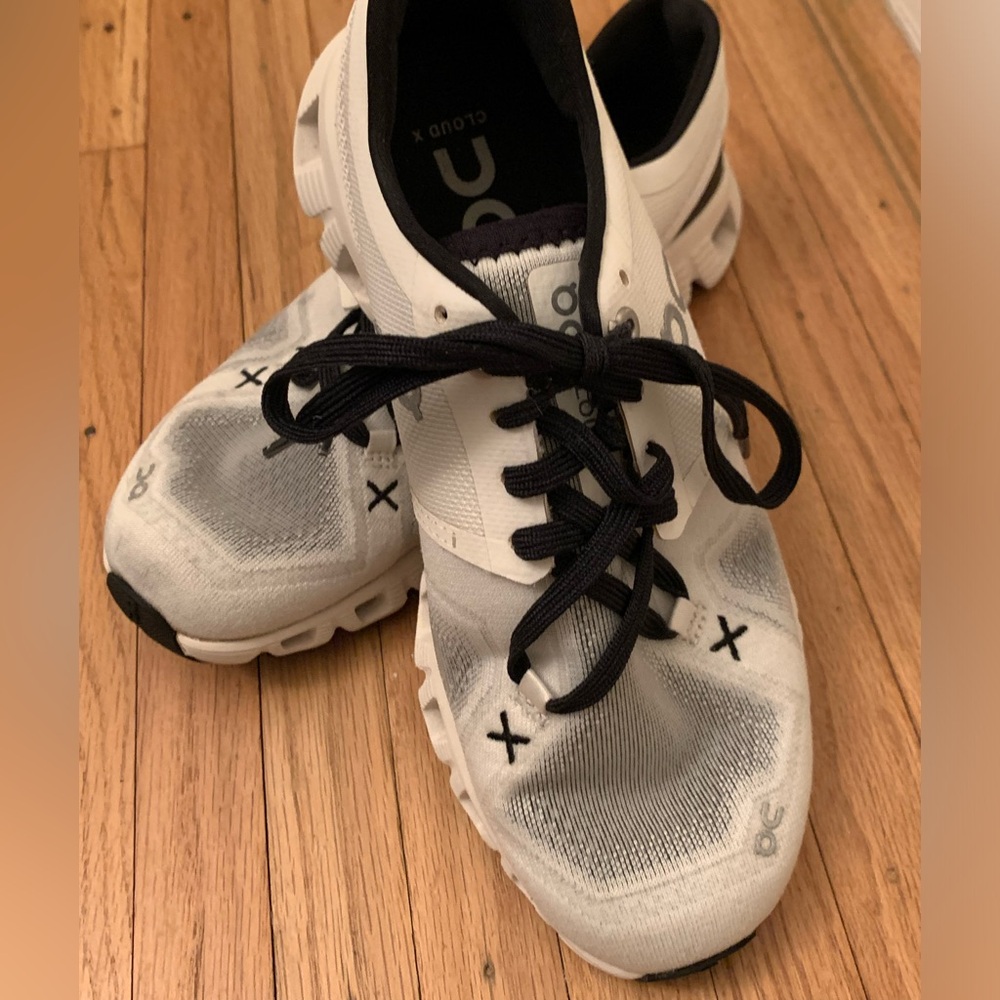 On Running | Black & White Women's Athletic Running Shoes Swiss Cloud X | Size 6 - Picture 3 of 16